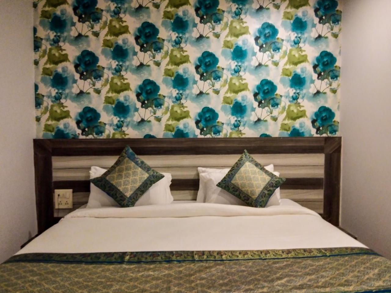 Dwivedi Hotels Hotel Elena Варанаси Экстерьер фото