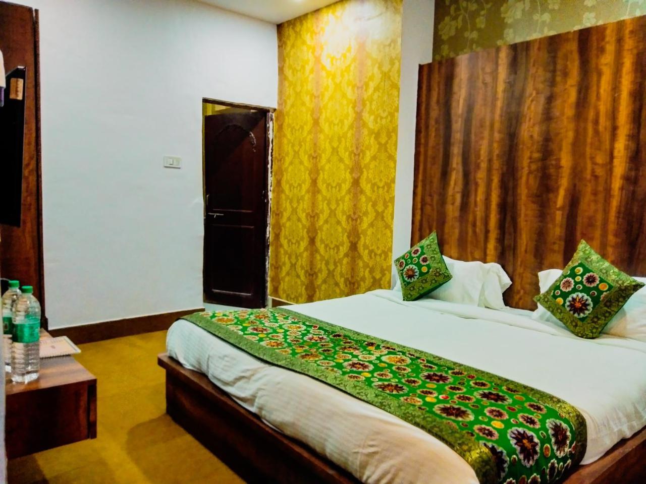 Dwivedi Hotels Hotel Elena Варанаси Экстерьер фото