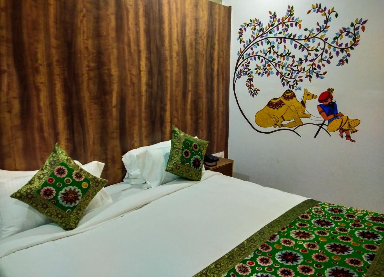 Dwivedi Hotels Hotel Elena Варанаси Экстерьер фото